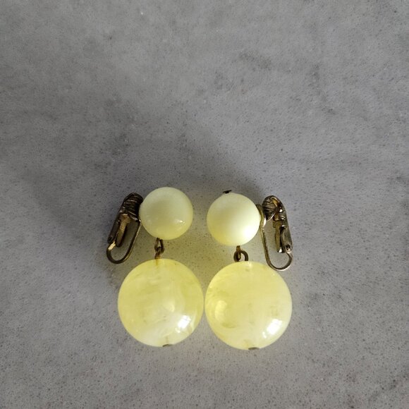 VINTAGE GERMAN YELLOW CLEAR SWIRL MARBLE AND OPAQUE BALL DROP CLIP-ON EARRINGS - Picture 4 of 11